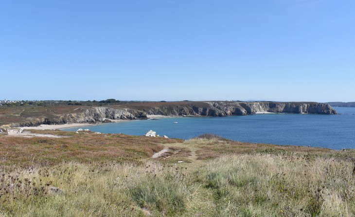 Presqu’île de Crozon - Anse du Veryac'h - Panorama sur les falaises constituées de séries sédimentaires: grès et schistes de l'Ordovicien au... Presqu’île de Crozon - Anse du Veryac'h - Panorama sur les falaises constituées de séries sédimentaires: grès et schistes de l'Ordovicien au...