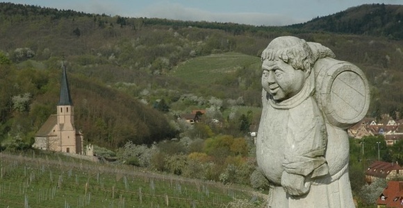  Vue depuis les vignobles sur le village d'Andlau - Statue de Saint-Vincent, patron des vignerons, au milieu des vignes.