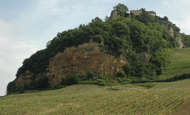 Château-Chalon - La corniche de calcaire jaunâtre du Jurassique moyen  (Bajocien et Aalénien) couronne  le plateau.  © M.CRIVELLARO
