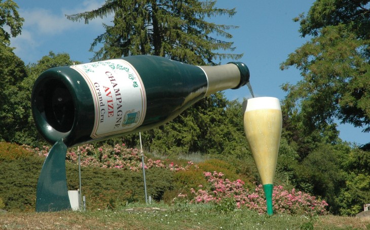 Côte des Blancs - Avize - Bouteille et verre à Champagne à l'entrée du bourg.-  © M.CRIVELLARO