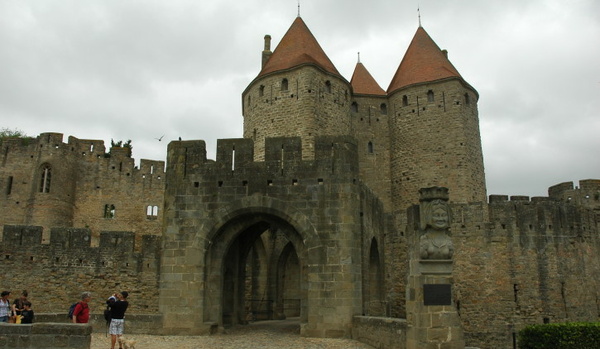La Cité de Carcassonne - La Porte narbonnaise, entrée principale de la forteresse - © M.CRIVELLARO