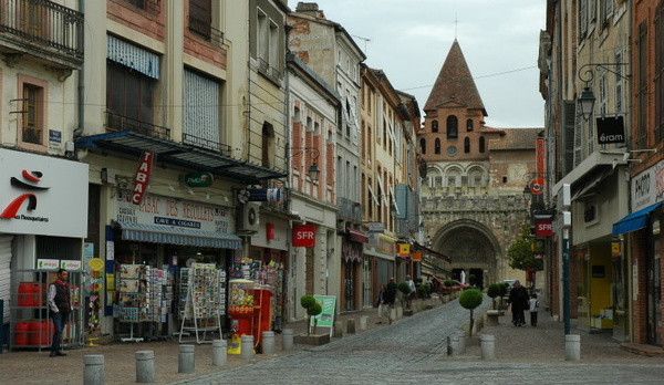 Moissac - Rue de la république menant au portail de l'abbaye Saint Pierre de Moissac - © M.CRIVELLARO