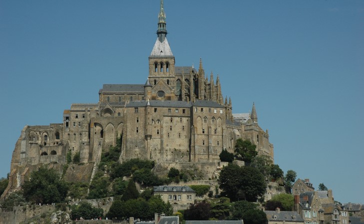 Mont-Saint-Michel - Ilot granitique cadomien 525 Ma - Hauteur 80 mètres, diamètre environ 300 mètres. - © M.CRIVELLARO