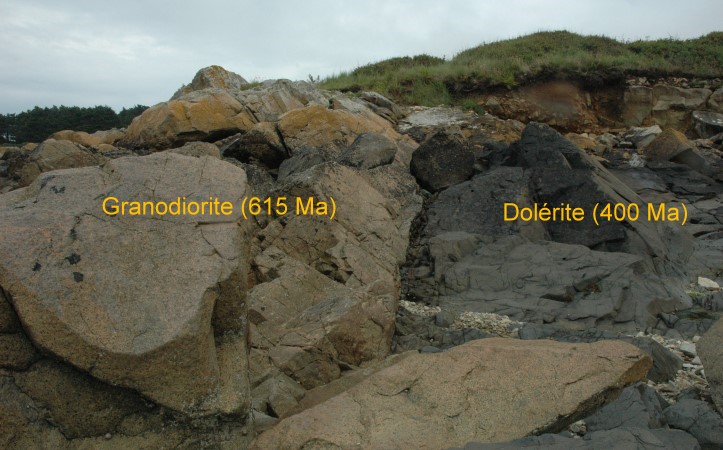 Port-Béni - Granodiorites de Perros-Guirec/Bréhat et filons de dolérites mises en place à l'Ordovicien/Silurien, il y a 400 Ma. © M.CRIVELLARO