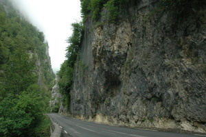  Route du Désert - La route entre les falaises de calcaire urgonien du massif de la Chartreuse - © M.CRIVELLARO