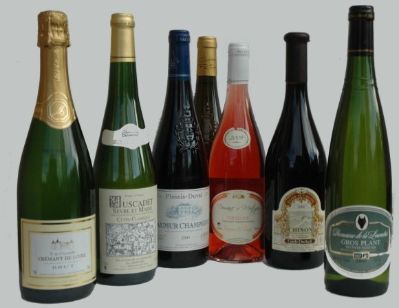Types de bouteilles en  région Loire :  Muscadet et Gros plant dans le Pays nantais,  avec écusson en Anjou - Saumur ,  Bourgogne dans le centre ... -