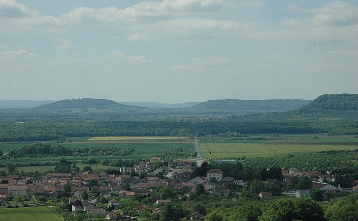 Vigneulles-lès-Hattonchâtel - Le village, la vallée de la Woëvre, au loin à gauche la butte témoin de Montsec - © M.CRIVELLARO